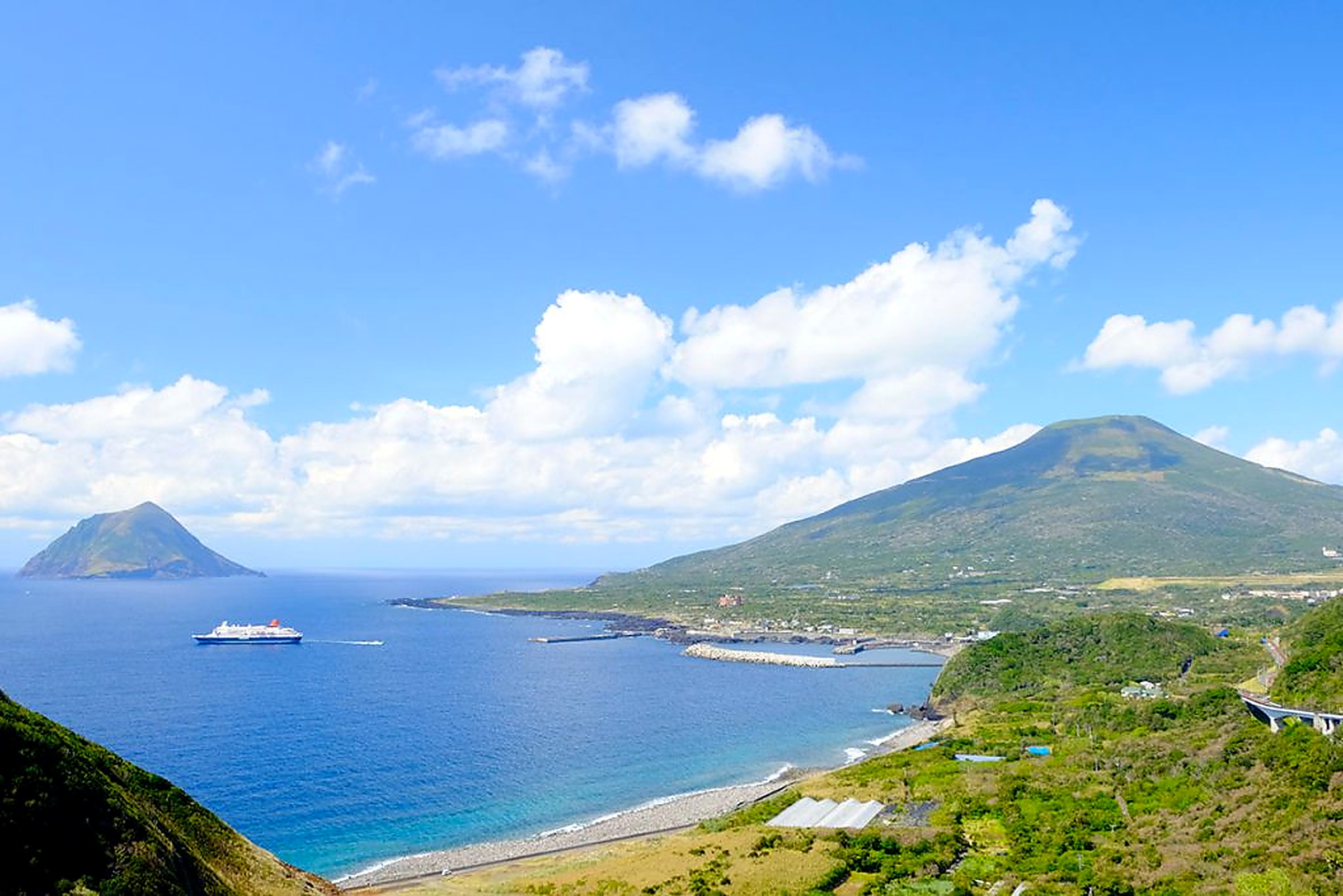 八丈島の海、八丈富士、八丈小島、船が見える風景