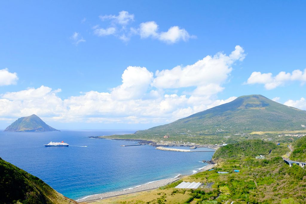 八丈島の海、八丈富士、八丈小島、船が見える風景
